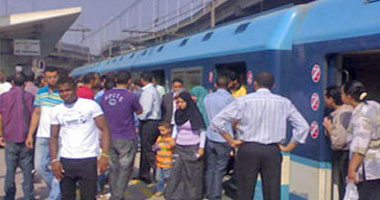 تكدس الركاب على أرصفة "مترو المرج" لتعطل قطار بالسيدة زينب