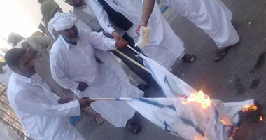 شباب مطروح يحرقون علم إسرائيل 