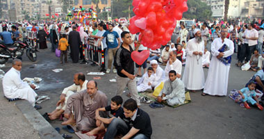 بالصور.. الآلاف فى الميادين يؤدون صلاة العيد والغائب على أرواح شهداء الثورة والحدود.. وإسرائيل والصومال تتصدران خطب الأئمة فى الساحات.. والمصلون يرددون بعد الصلاة "المصريين إيد واحدة"