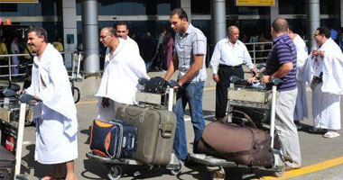 34معتمرا يفترشون أرض مطار القاهرة بعد رفض الشركة إعطاءهم جوازات السفر