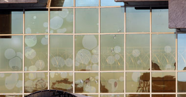 بالصور..تفاصيل فتح 5 ملثمين النار على كمين شرطة أمام فندق "كتراكت"..المتهمون فشلوا فى سرقة أبراج المحمول ففوجئوا بالشرطة أثناء هروبهم..ومدير الفندق:إطلاق النار كان بشكل عشوائى ولم يسفر عن إصابة أحد