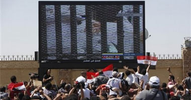 المصريون فى فرنسا: محاكمة مبارك انتصار لثورة 25 يناير 