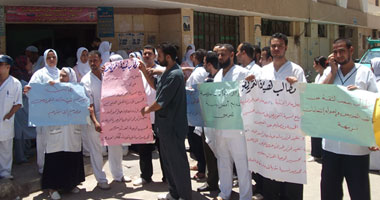 تظاهر أطباء بيطريين مؤقتين أمام ديوان محافظة الشرقية للمطالبة بتثبيتهم