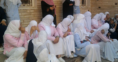 اعتصام ممرضات داخل مجلس مدينة المحلة احتجاجًا على قرار نقلهم