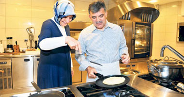 بالصور.. الرئيس التركى يساعد زوجته فى المطبخ
