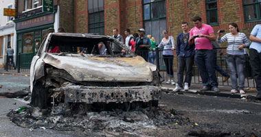تفحم سيارة ملاكى بعد اشتعال النيران بها فى ميدان الرماية