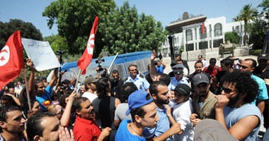 محتجون يقطعون الطريق بين ولايتي سليانة والقيروان في تونس للمطالبة بوظائف