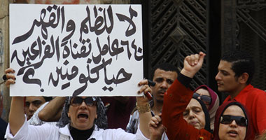 أنصار عكاشة يتظاهرون قبل مثوله للتحقيق ويعتدون على صحفى
