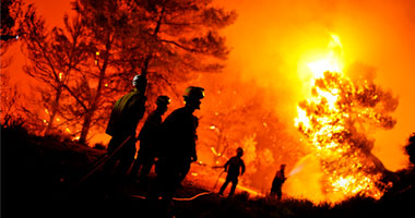 رجال الإطفاء يواصلون مجهوداتهم للسيطرة على حريق بكاليفورنيا