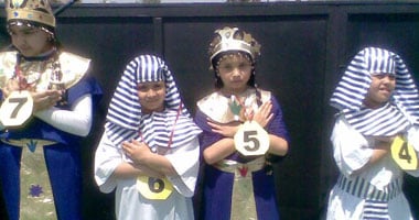 بالصور.. الأطفال يحتفلون بالعيد مع العرائس بالقرية الفرعونية 