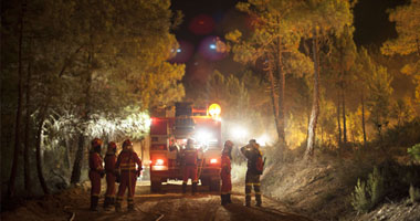 رجال الإطفاء يواصلون جهود مكافحة حريق متنزه يوسميت الأمريكى