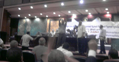 مشادات واشتباكات بين العاملين بالأزهر خلال عمومية صندوق التكافل