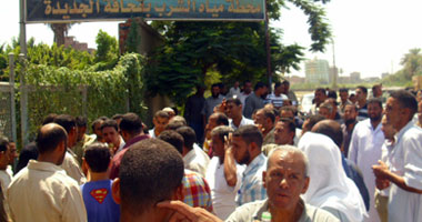 تظاهر العاملين بشركة مياه الشرب والصرف الصحى بالفيوم