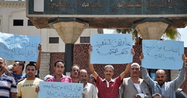 وقفة احتجاجية للعاملين بالفخار أمام مقر حى مصر القديمة