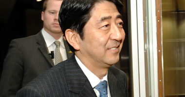 رئيس وزراء اليابان يشيد بمكاسب صالات القمار