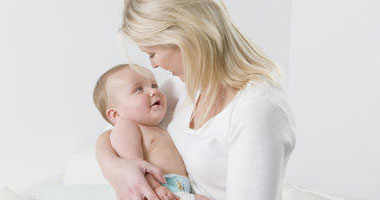 هل تناول الحليب الصناعى مع حليب الأم يؤثر على مناعة الطفل؟