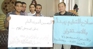 بالصور.. معلمو التربية والتعليم: معتصمون تضامنًا مع شهداء الحدود.. ويطالبون بمقابلة الوزير لتعيينهم.. ويهددون بالتصعيد فى حالة عدم الموافقة.. موظف: "أصحابنا تم تعيينهم بالواسطة وكأن الثورة لم تكن 