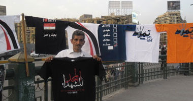 عبر عن نفسك بـ"20 جنيه" بس.. تى شيرت الثورة على كل لون سياسى 