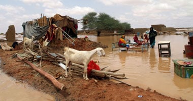 منسوب نهر النيل يتجاوز أعلى قياس له منذ 100 عام.. الفيضانات تدمر المساكن فى السودان وإثيوبيا.. والأمطار تقطع الطرق الرئيسية.. و100 قتيل وألف منزل مهدم.. ومساجد قرية المحموداب السودانية باقية دون تأثر