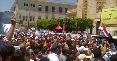 مسيرات الإخوان بالإسماعيلية بثلاث جنائز من المساجد ..وإطلاق رصاص خلف مجمع المحاكم ..والقبض على عدد من قيادات الجماعة...وانتشار للجيش الثالث بشوارع السويس فى اليوم الثالث للحظر