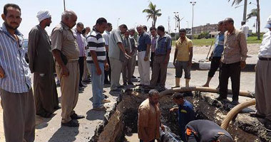 محافظ الفيوم يتفقد أعمال الإصلاح بماسورة مياه شرب بميدان عبد المنعم رياض