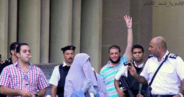 نشطاء يتداولون صورة لابن الشاطر وهو يشير بعلامة "رابعة"