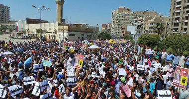 أغنية "تسلم الأيادى" تطارد مسيرات الإخوان بالإسكندرية.. والأمن ينفى وقوع قتلى فى أحداث العنف اليوم.. والقبض على العشرات خلال اشتباكات عناصر الجماعة مع الأهالى.. وحقيبة فارغة تثير فزع المواطنين