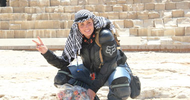 بالصور.. متجولة حول العالم تروج للسياحة انطلاقاً من الأهرامات والقلعة