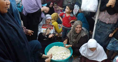 نشطاء "فيس بوك" يتداولون صورة لنساء رابعة وهم يخبزون "كحك" العيد