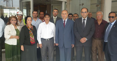 وزير الطيران المدنى يتابع استكمال المشروعات الجديدة بالمطار