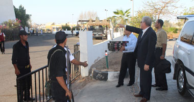 بالصور.. محافظ جنوب سيناء يوزع العيديات على الأطفال بطور سيناء