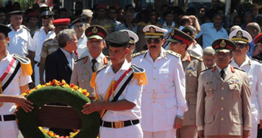 بالصور..  مدير أمن الإسكندرية يضع الزهور على قبر الجندى المجهول 