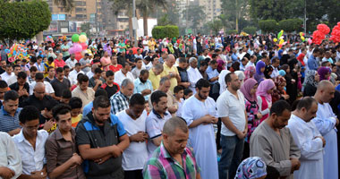 الملايين يؤدون صلاة عيد الأضحى بساحات القاهرة..حدائق الأزهر والفسطاط والدولية تفتح أبوابها منذ الصباح.. وانتشار مكثف لقوات الشرطة وسيارات الإسعاف..سيولة مرورية بالشوارع..وتوقعات بزيادة الأعداد ليلاً 