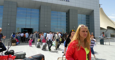 مطار الغردقة يستقبل 10 آلاف سائح على متن 60 رحلة طيران