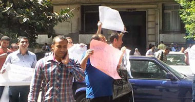 حملة الماجستير والدكتوراه ينظمون وقفة أمام "المحامين" للمطالبة بالتعيين