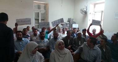 بالصور.. مواطنون يرفعون لافتات بمحكمة كفر الشيخ لإلغاء قرار وزير الأوقاف الخاص بالمساجد