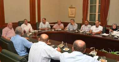 محافظ الإسكندرية يجتمع برؤساء الأحياء لمتابعة آليات جمع القمامة