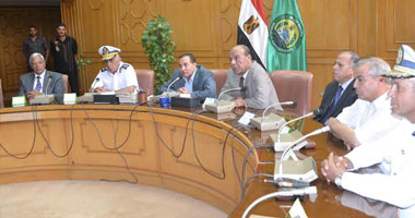 بالصور.. محافظ الإسماعيلية يكرم السكرتير المساعد السابق والمستشار العسكرى