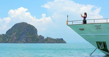 على طريقة تيتانيك.. كيم كاردشيان على مقدمة سفينة فى رحلة بتايلاند 