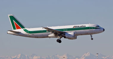 "أليطاليا" للطيران تبدأ إجراءات إلزامية ضد العاملين بعد رفض خطة إنقاذ  