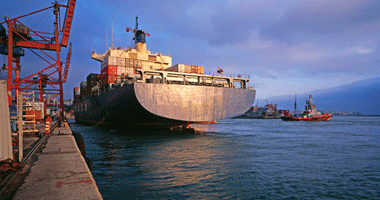 رويترز: مصر تسعى لتعديل اتفاق غير متوازن مع عملاق النقل البحرى "ميرسك"