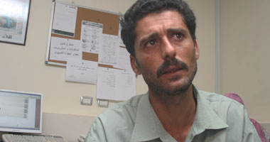 عم السيد جاله انزلاق غضروفى.. وأمه عندها ورم فى المخ.. وكل ما يبنى بيته المحافظة تهده.. وأمله الوحيد فى «الكشك»
