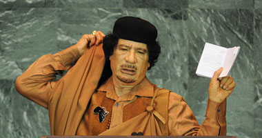 القذافى يمزق ميثاق الأمم المتحدة ويلقى به المنصة