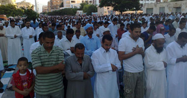 الآلاف من مواطنى الإسماعيلية يؤدون صلاة عيد الفطر بميدان الممر