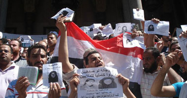 مطالب بإعادة زوجة كاهن "دير مواس" أمام مسجدى "الفتح" و"النور".. وأحد المصلين فى حضور رئيس الوزراء وشيخ الأزهر: اتقوا الله فى "كاميليا"