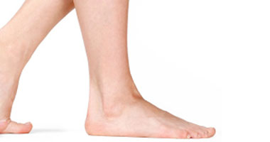 القدم المسطحة "الفلات فوت" تسبب آلام فقرات الظهر 