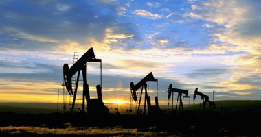 النفط يرتفع مع تعطل إنتاج نيجيريا وتوقع جولدمان انتهاء تخمة المعروض