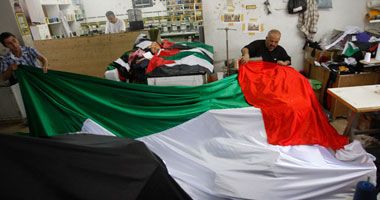 رفع أطول علم فلسطينى أمام بوابة برلين