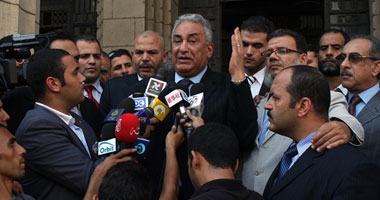 محامو المدعين بالحق المدنى يعلنون الأسباب الكاملة لرد هيئة محاكمة مبارك.. الدماطى: المحاكمة صورية وهناك أسرار كثيرة يجب أن نطلع الرأى العام عليها.. إسماعيل: حظر النشر والسرية يصبان فى صالح المتهمين