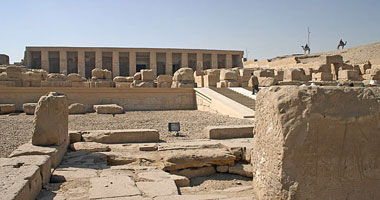 وصول 90 سائحا من مختلف الجنسيات لسوهاج لزيارة معبد أبيدوس الأثرى